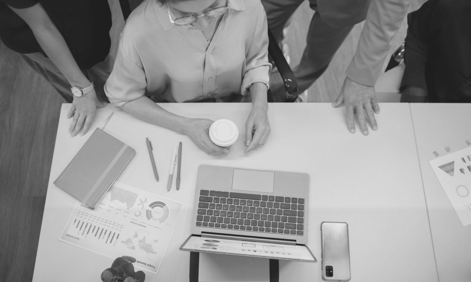 Professionnel travaillant sur des analyses financières avec des graphiques et des données